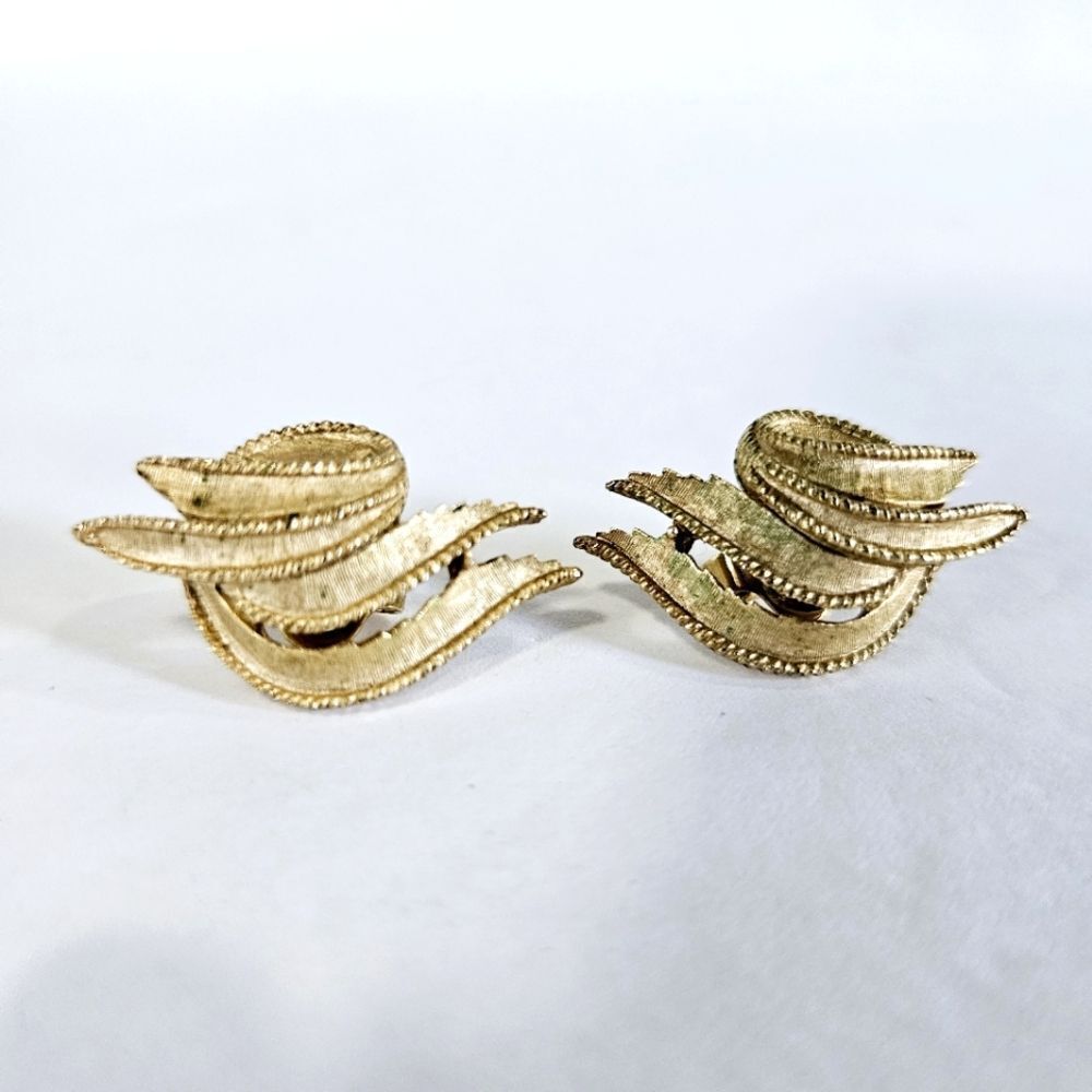 Crown Trifari Vintage 1960's Brushed Gold Tone Twist Textured Clip On Earrings